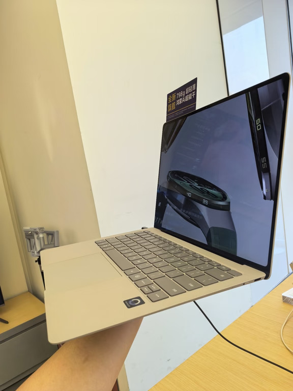 右滑看这个Matebook proS有多轻薄