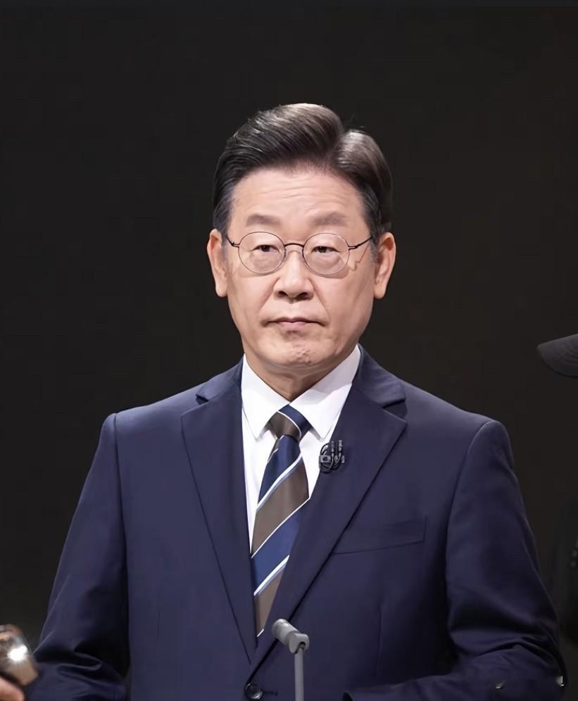 定了，韩国宣布重大决定
2026年9月3日，综合韩联社、《京乡新闻》等多家韩国媒体消息，韩国政府对外公布行政及公共机构搬迁方案，自明年上半年开始，分批将首都圈的中央行政部门迁往世宗市，以此疏解首都圈人口与资源过度集聚的压力，提升整体行政运转效率。

这一次官宣，算是把韩国筹备许久的国土格局调整，彻底