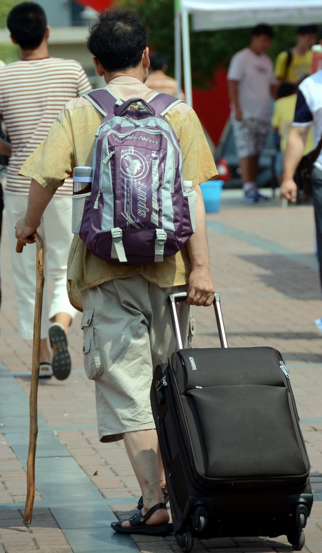 逛街时，那些美女的背影真的太让人印象深刻了。就说白色百褶裙小姐姐，那完...