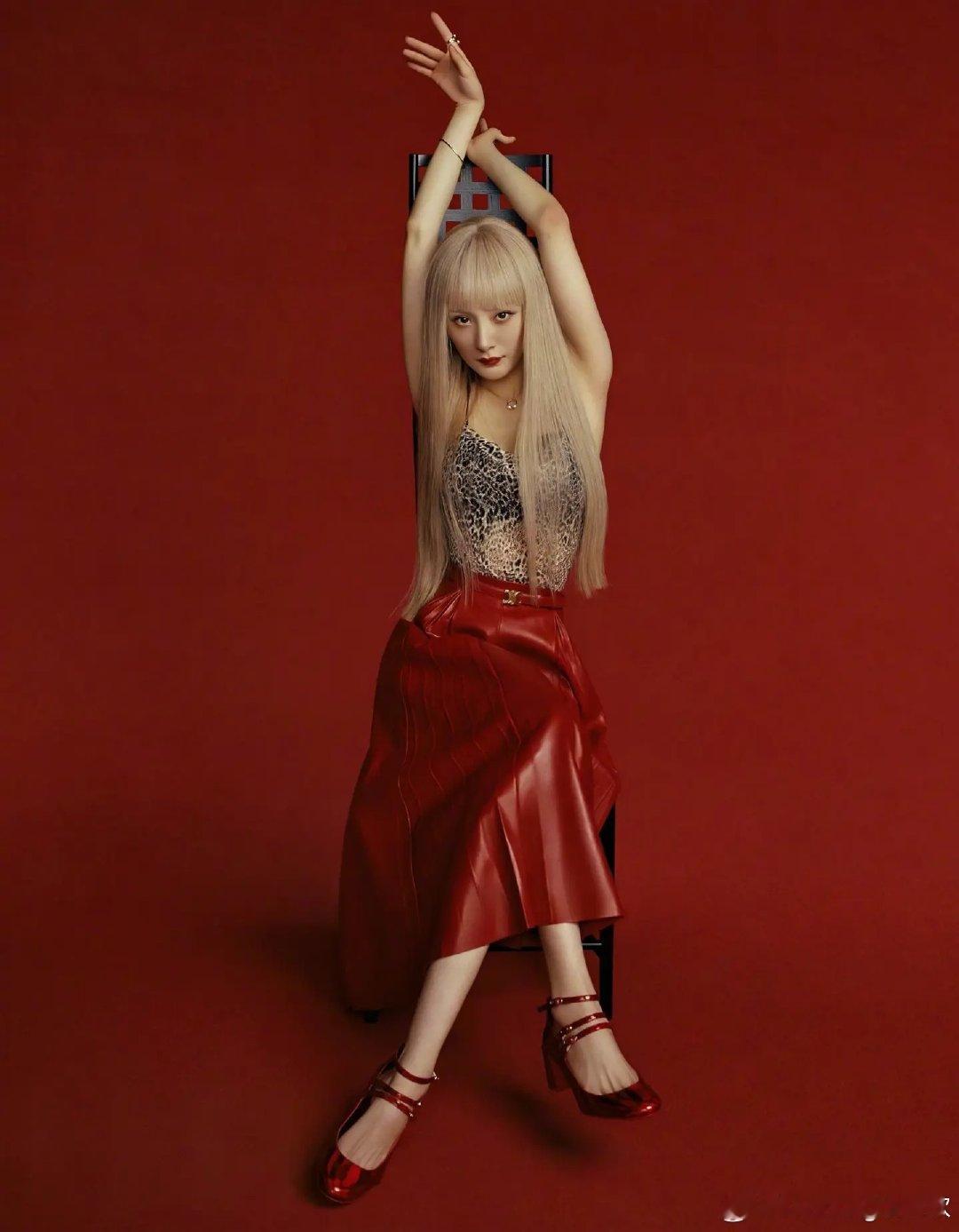 #杨幂[超话]# 
杨幂 · ELLE 8 月刊双封面
《ELLE 世界时装之苑》2021 年 8 月刊
摄影：LeslieZhangJiacheng
主题：Hot Summer｜金发诠释夏日热烈

#杨幂##elle##杂志封面 cover# ​