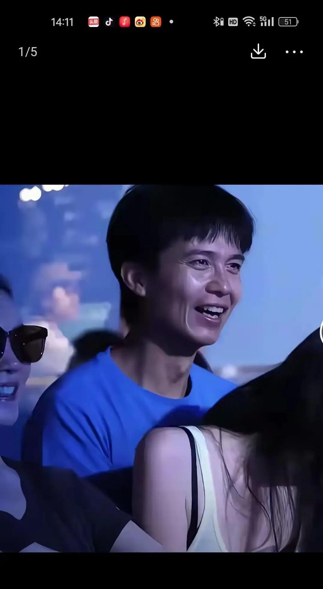 王菲最后那一下拉走宋妍霏，不是因为突然清醒，而是因为宋妍霏是窦靖童的女朋友。这一把拽走，说明她从头到尾都看得见，只是前面懒得管。
扒开这场热闹，底下全是当爹的账本和边界感的破产。
按照这段内容的叙述，瑞恩先是和陈粒有搂抱动作，王菲看到了，却没有当场制止。随后，他又伸手去牵王菲，王菲连续躲开。事情到这