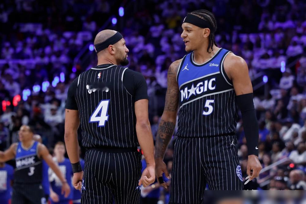 更衣室炸了？魔术队打活塞像中了邪，全员散步，球一到班切罗手里就停滞，这...