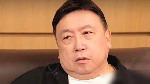 71岁的王晶，突然把播了98集的节目停了，理由就俩字：累了。
不是江郎才尽，是身体真扛不住了。他那个频繁眨眼，多少人猜是中风前兆，结果本人出来说是多年严重干眼症落下的毛病。紧接着一个月，老友陈观泰、刘兆铭同一天走了，他发文说接不住。
这老头一辈子嘴毒，骂顶流不会演戏，说主角扛流量、配角扛演技。可