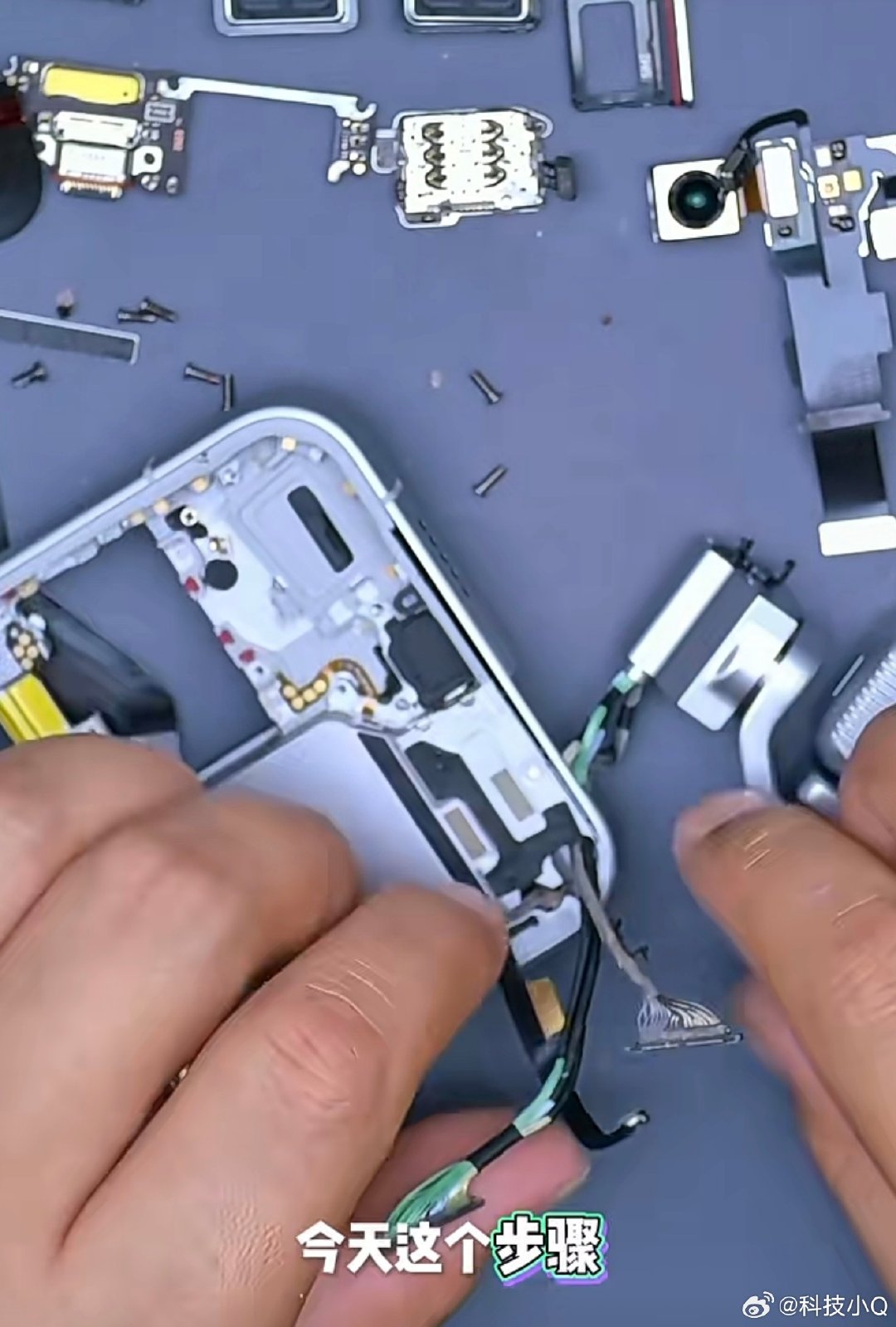 真牛👍
维修工程师把荣耀RobotPhone拆了个“稀巴烂”
近乎暴力式的维修
尤其是云台 我以为肯定会把转轴搞废了
结果没想到 
云台如此耐造
最后还是顺利完成
云台功能一点儿没受影响
PS 首发的朋友们有没有感觉荣耀送的意外保原来的自信来自于这里？
精密度够强大 云台够耐造 材料够结实 ​