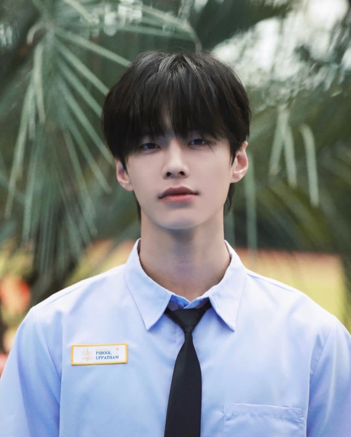 #何与[超话]#  🦈#﻿何与30天安利计划# 
Day5：「作品总览」是因为哪部作品喜欢上的何与

我是因为何与双轨里演的靳朝喜欢上的～何与在我眼里笑起来就是小太阳 笑起来特别可爱 而且能把一个角色前后反差能这么大 真的很厉害 哭戏也特别有感染力～演技就是这么棒！长得还那么帅

​  ​