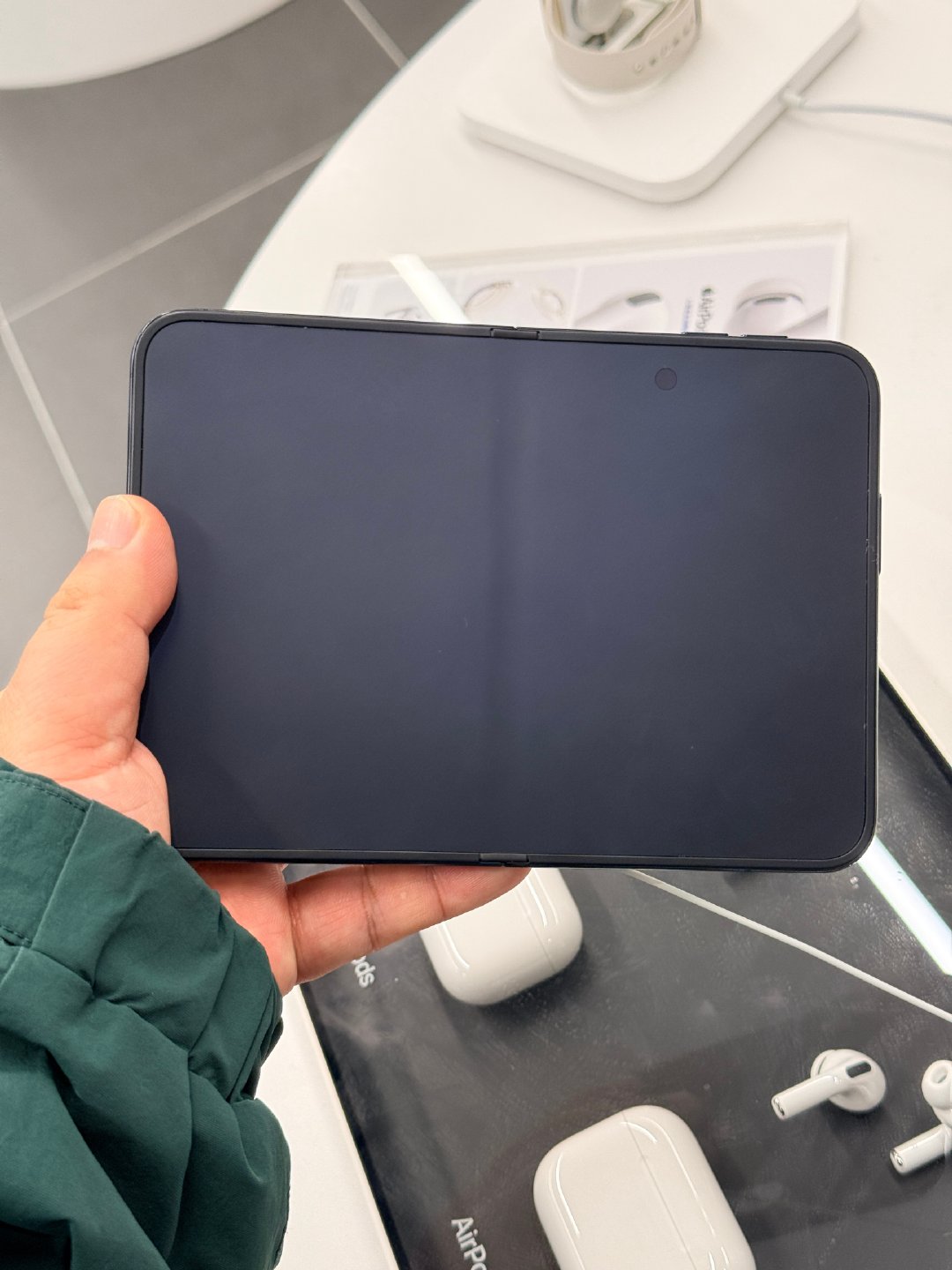 苹果首款折叠屏iPhone Duo首销四天卖出近20万台，但在高昂定价与产能受限的背景下，其二级市场溢价却上演了极速退潮。 一、首销核心数据- 销量规模：据数码博主 10月29日公布的第三方数据，iP