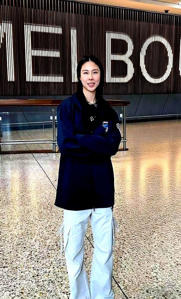 国内联赛喂不饱，王思雨和杨舒予直接把战场搬到了南半球，首轮就撞个正着。

一个带伤去悉尼火焰硬抗，一个签约整年加盟南区飞人。

语言不通，裁判吹罚尺度完全不同，去对抗最狠的联赛抢球，这罪真不是一般人愿意受的。留在国内舒舒服服拿高薪不好吗？偏要当打之年跑去别人地盘肉搏。就凭这股心气，国内那些混日子的真