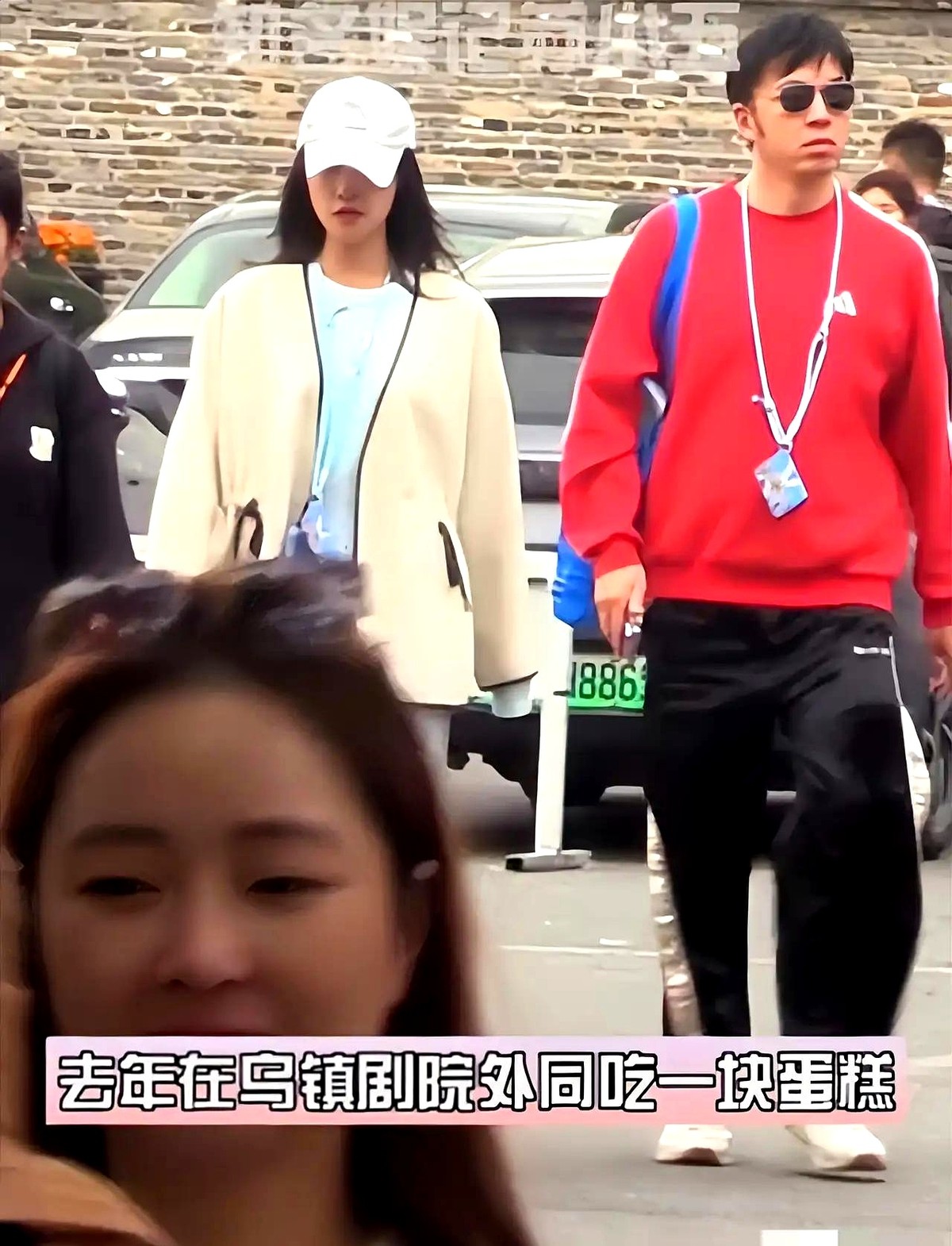 乌镇街头，蓝盈莹素颜挽着新男友。

10月26日，两人没助理没遮挡，逛街看戏，被路人拍下。两人步子都松，互动自然，像过了很久日子的伴。

网友却盯着男方的脸，顺手把前任拉出来比，问怎么选了个普通素人。她早说过，看家庭相处模式、边界感、双方家长能不能坐到一桌，不只看脸。

男方父母已认可，两人处得稳。