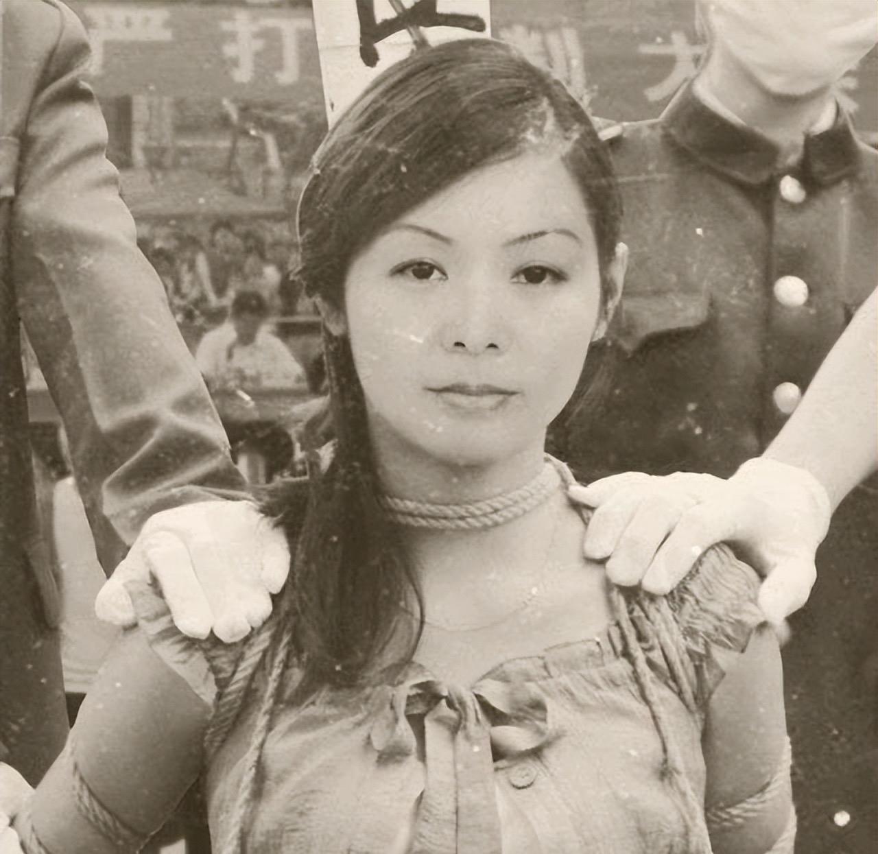 1985年，马燕秦被判死刑，被押上刑场时，她突然大喊起来：“我就跳个舞，怎么就要枪毙我？我不服！”

1985年4月，西安一座体育场内，上万名群众参加公审大会。42岁的马燕秦被当场宣判，随后押往刑场执行枪决。

到了最后一刻，她仍在喊，自己不过是在家里跳舞，为什么要被枪毙，她不服。现场没有改变判决的