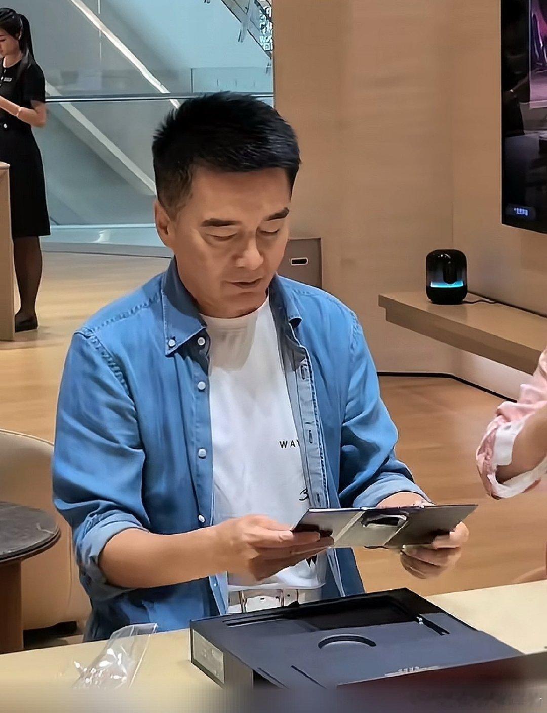 “祁厅长”今天开箱了一个很贵的数码产品，华为Mate XT2非凡大师。特此曝光一下[doge] ​