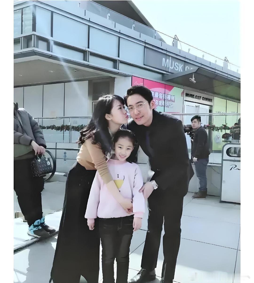 原来女演员李念的老公是林和平呀，他真的很帅，气质也特别好。只是李念现在不太出来拍戏了，感觉还挺可惜的。 ​