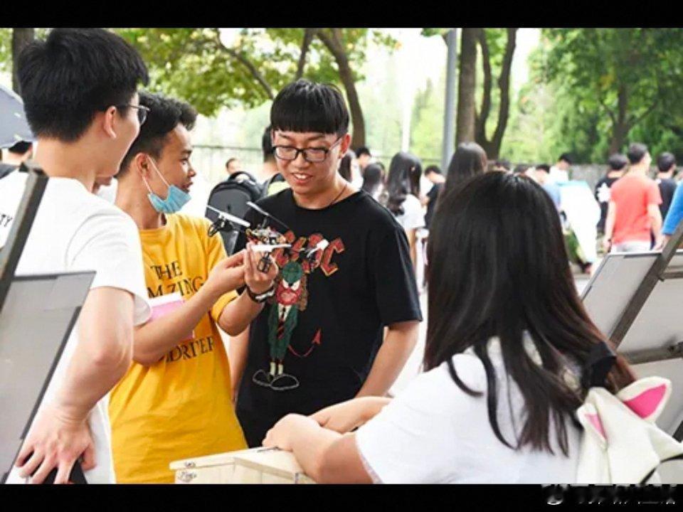招聘增速最快的行业盘点，2026选专业一定要分清就业率和岗位增速

很多家长选专业，经常把两个概念搞混，就业率和招聘岗位增速，这两个完全不是一件事。
 
就业率，代表这个专业的学生毕业以后能不能成功上岗。
招聘增速，代表今年这个行业新增加多少岗位，岗位扩张速度有多快。
 
岗位增速高，不等于 ​