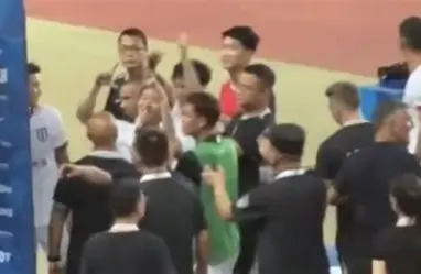 9月6日中超赛场后，成都蓉城队长韦世豪在球员通道前面对看台比出挑衅圆圈手势，暗讽地域黑梗点燃怒火。赛后风暴急转直下，恶毒诅咒铺天盖地涌向其妻儿，两岁幼儿无辜受牵连，妻子果断选择报警。
 
（信源：- 观察者网《韦世豪暗讽河南人 “偷井盖”? 私信涌入大量辱骂言论，其妻子：已报警》）
 
九月六日的晚