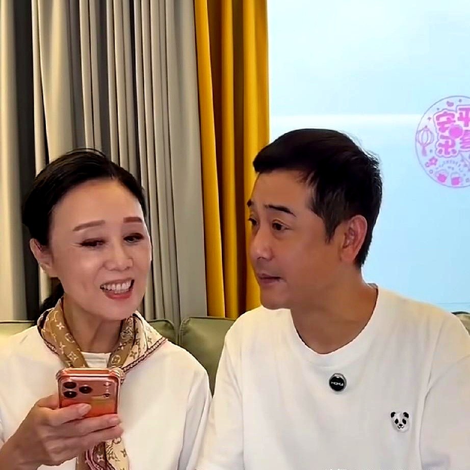 阮巡问吴琼19岁时在干什么，吴琼说在登台唱戏。

吴琼反问回去，阮巡想了想回答，在当皇帝。

原来他19岁那年，在张国立、李保田、王刚主演的《宰相刘罗锅》里扮演了嘉庆皇帝。这两人其实是一对夫妻，吴琼比阮巡大了15岁。

也就是说，吴琼19岁在台上唱戏那会儿，阮巡才刚上幼儿园。

不过年龄差归年龄差，