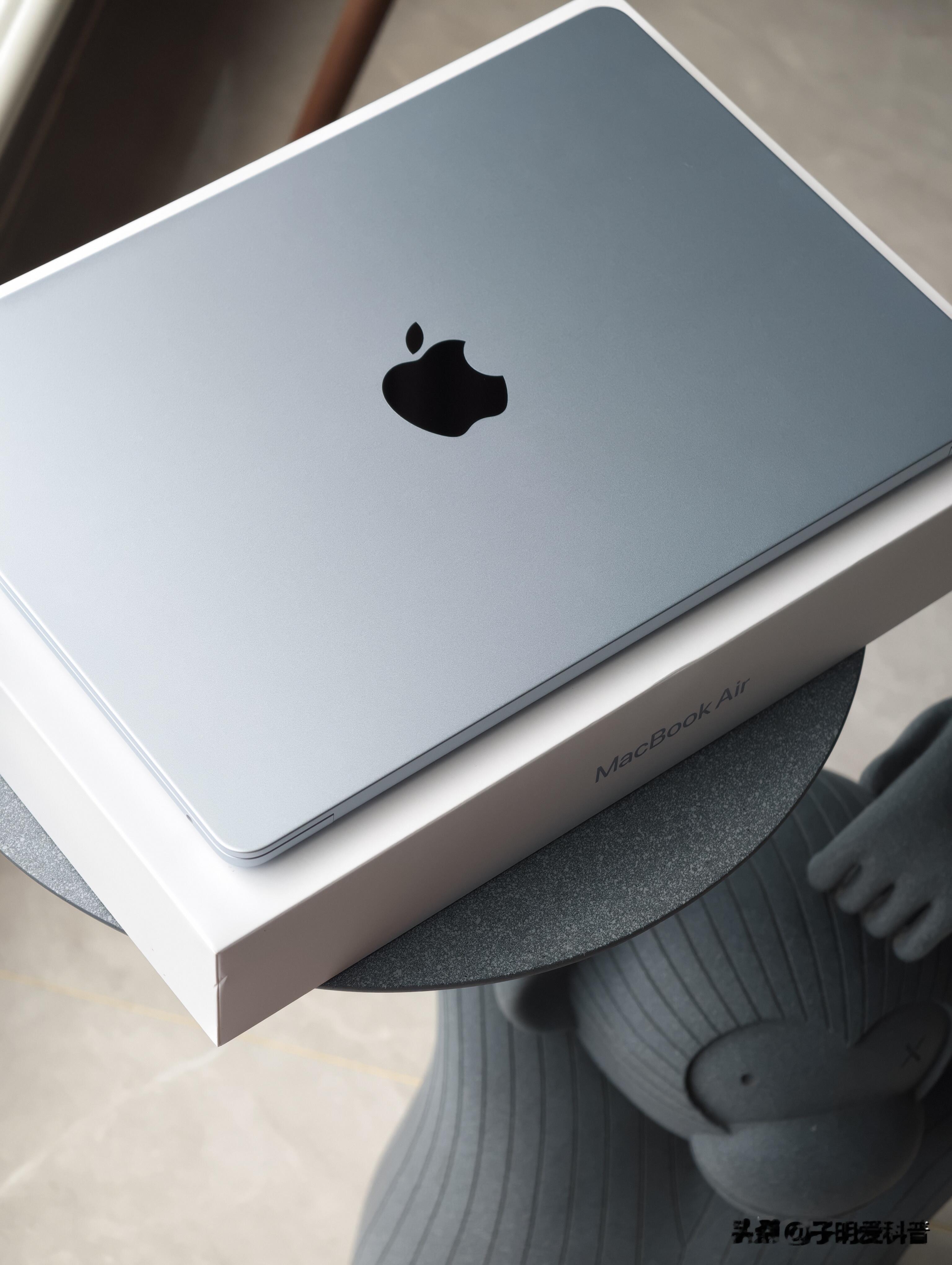 苹果笔记本电脑怎么样？选对不选贵。 MacBook Neo（4599元起）适合学生轻办公；MacBook Air M5（8499元起）轻薄均衡，多数人的最优解；MacBook Pro 14英寸（12999元起）适合视频剪辑、3D渲染等专业需求。注意：内存和存储焊死不可升级，建议