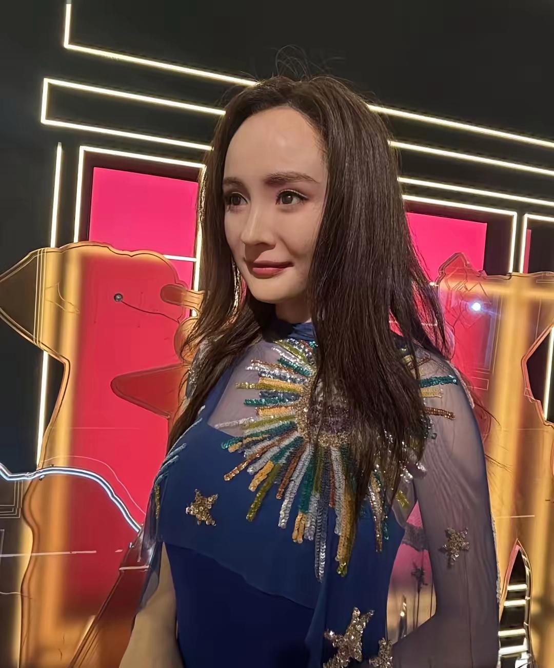 真的不点开看不知道，一点开就吓一跳
这个是杨幂吧，我说怎么一下子变得这么老了，感觉前面头发也没了，后来才知道，这个是蜡像馆里面的杨幂，真的客观评价，感觉一点也不像。
里面是有像的，比如胡歌，马思纯，奥黛丽赫本还有刘雯，但是大幂幂这个有刘海是不是会更好看，还有那个赵丽颖，虽然图的是还 ​