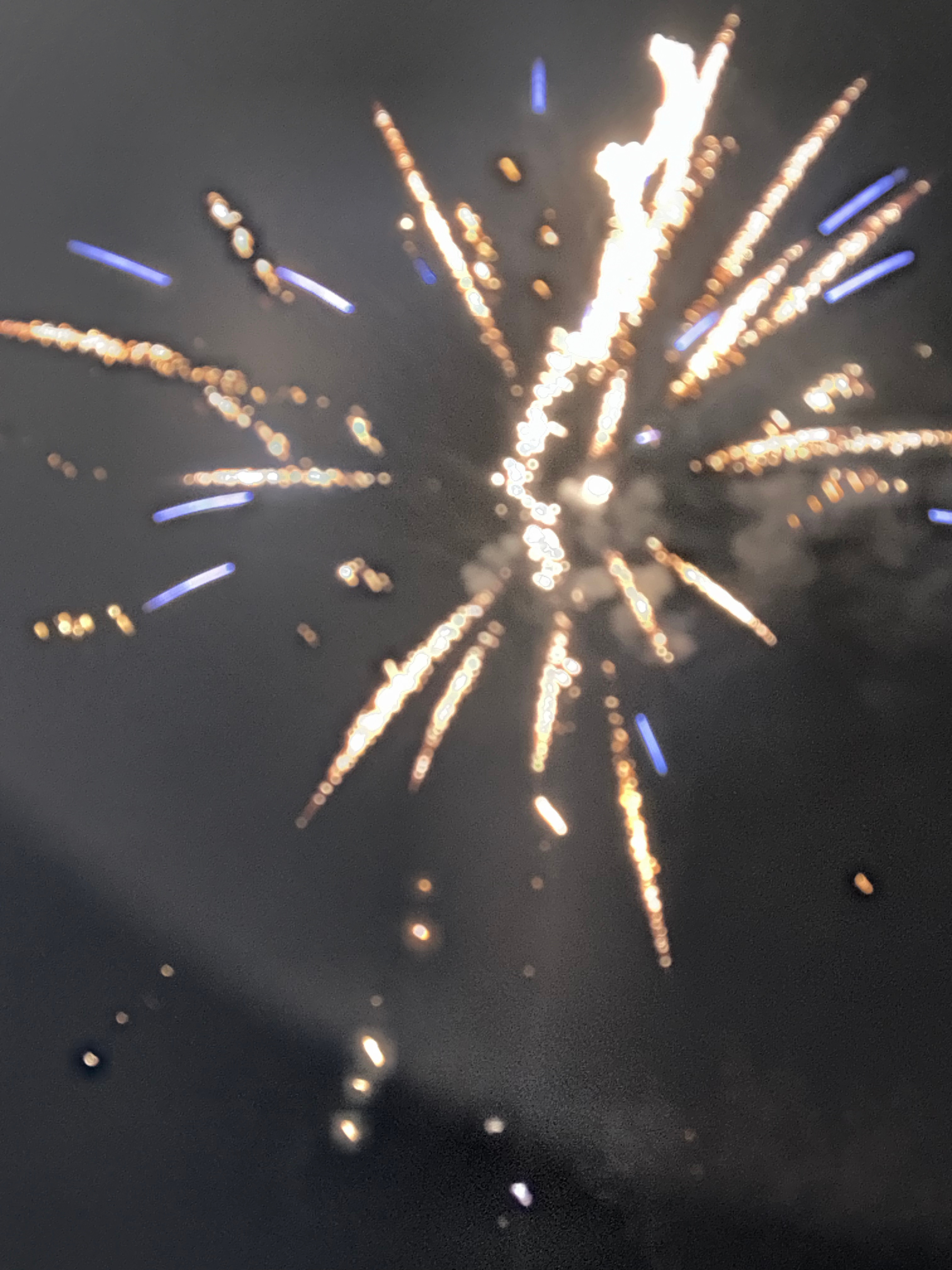 第2680天，烟花🎆

·搂席，看烟花。
  依然是没有买到返程的车票，候补了15天，再次失利。#12306# 您实在没票就别开啦。
·我的好朋友告诉我 她手机之前开了“制冷模式”，我以为她开玩笑，直到我意识到她是认真的，结合着iPhone发烫，我开始半信半疑。
  然后被我弟“揭穿”是自定义重命名了手机模式 ​