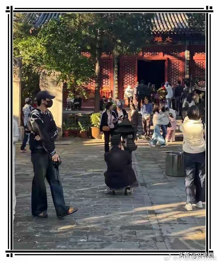 李现现身法源寺被偶遇，牛仔裤配连帽卫衣，戴着棒球帽，帅气十足 ​