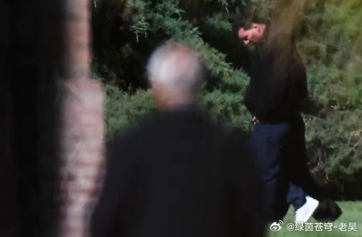 凌晨两点的罗萨里奥，梅西陪着家人和父亲做最后的告别。没有喧嚣，没有镜头...