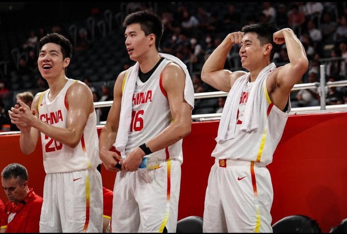 #亚运会中国男篮vs巴林#
亚运男篮小组赛继续开打，中国男篮迎来对阵巴林的关键一战。巴林拥有多名归化球员，实力不容小觑，不能掉以轻心。队伍刚拿下首战大胜，需要合理分配体能，打磨攻防细节。期待男篮稳住状态，打出团队篮球，拿下胜利，稳固小组出线形势。 ​