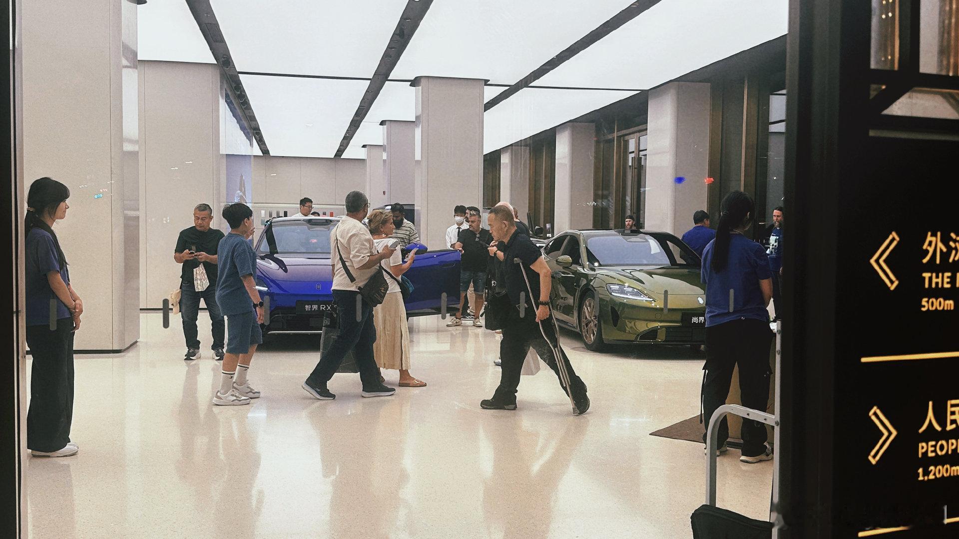 南京东路华为旗舰店一堆老外围着智界汽车转；
外滩附近人流量让我想起口罩前王府井步行街；
德国作家请第一次来中国配的男翻译拉完了；
郝熠然生日演唱会的票终于开了座位；
明天飞曼谷的我拖延到此刻刚收拾完行李！

这一晚上忙忙碌碌终于可以睡觉💤 ​