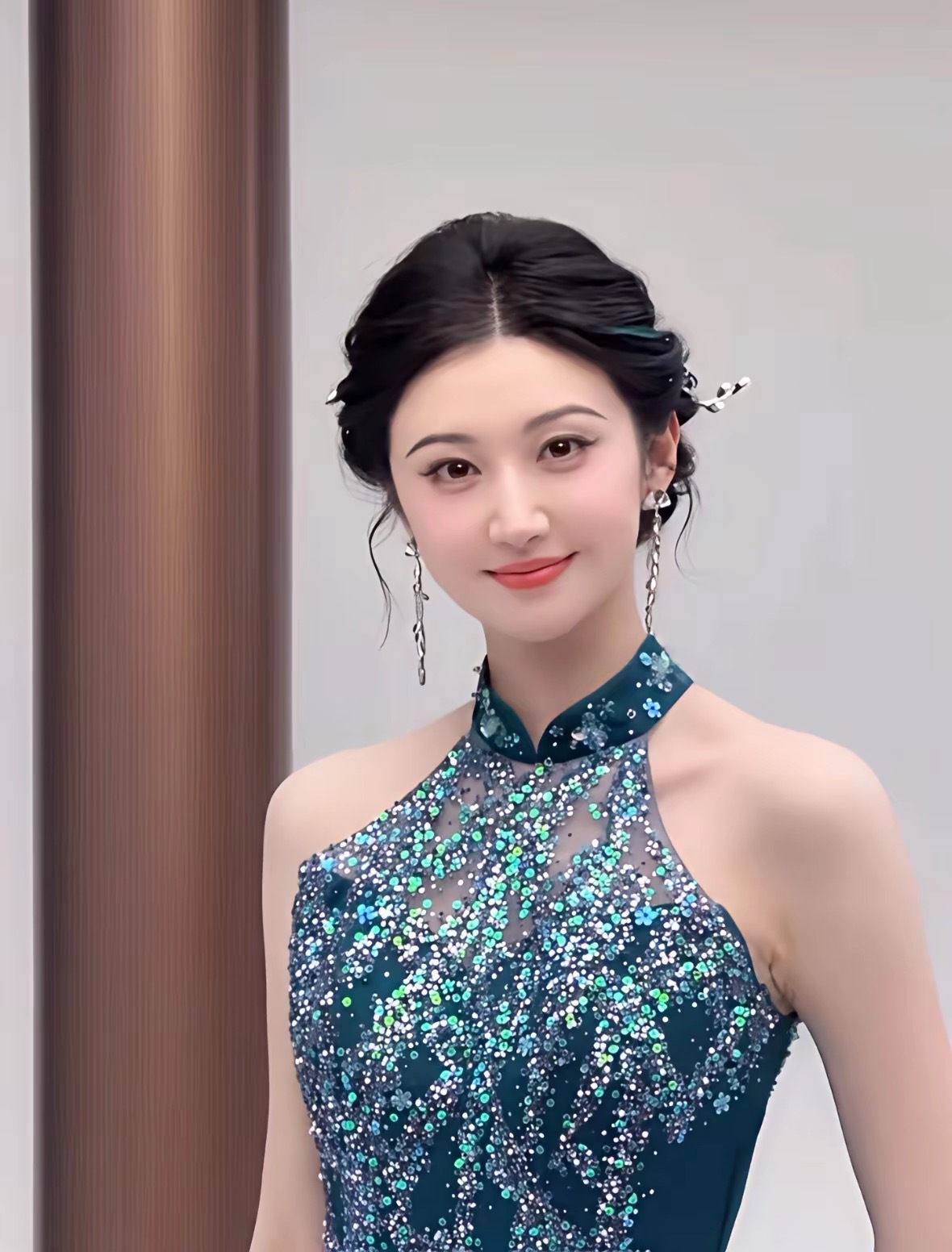 还是小看景甜了，没想到能这么快复出。
经历了那场全网风波，以为她至少会沉寂一段时间，商务和时尚资源肯定也没了。没想到还不到一个月，她就登上杂志封面，漂亮回归了。
说实话，她也没什么大错，孙说的事不一定全真，只要她能出来，说明没有触犯红线，那剩下的就是她跟孙之间的感情纠葛罢了。想结婚 ​