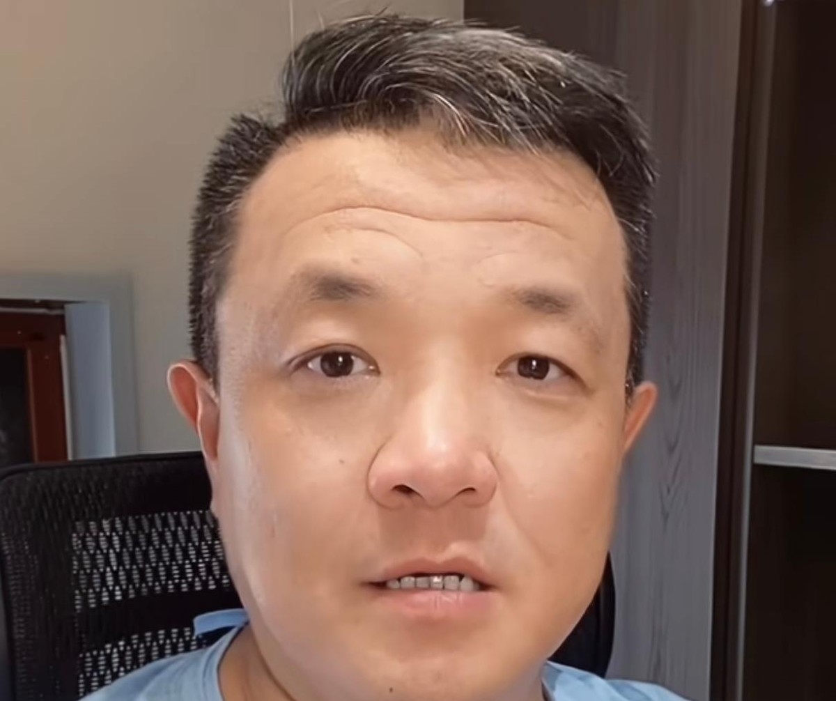 杨健这次点评中国男篮，话虽难听，但确实戳到了痛处。世预赛打到现在，中国队小组第五，接下来打卡塔尔、黎巴嫩和沙特，六个回合一场都不敢晃神。人家日本、韩国在亚洲横着走，真正能按住他们的也就澳洲那俩大哥，咱们现在连自己的命都攥不稳。说到底，成绩是打出来的，不是算出来的。回想当年亚洲霸主，如今却要掰着手指算