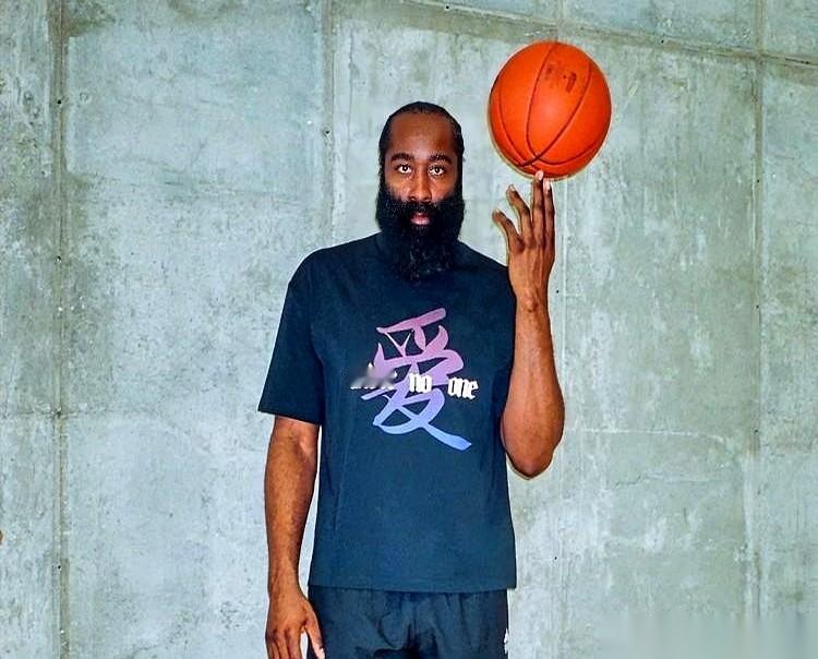目光锁死在这份刚刚刷屏的NBA球星生涯总薪资榜单上，詹姆斯·哈登的名字卡在第七个位置，显得格外扎眼。
他在这个联盟里摸爬滚打了整整17年，前阵子刚刚落笔签下那份3年9700万的续约合同。结果合同金额刚一曝光，全网的键盘声噼里啪啦响作一团，满屏砸过来的口水都在重复两个字：不配。
不配？
手指顺着表格往