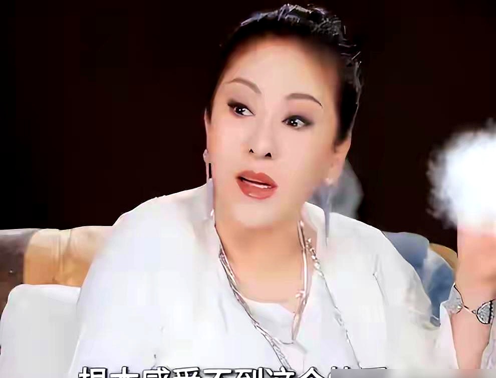黄晓明自曝帮了太多白眼狼，干妈向太二十年前撂下的话，终究还是应验了
 

向太在圈里阅人无数，干儿子只认黄晓明和萧敬腾。当年有人开价两千万港元卖黄晓明的合约，黄晓明反倒自己跑去拦着向太，实诚地说这买卖不值。后来饭局上拎着两瓶好酒，当众跪下奉酒认干妈，向太心疼他的赤诚，但也数落过他无数回：太容易信人，