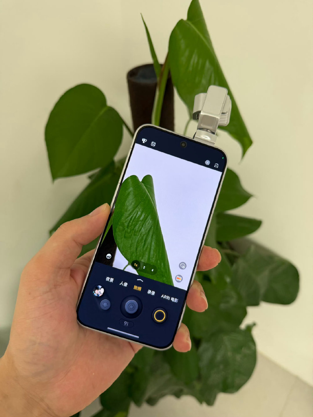 兄弟们，我用上荣耀 Robot Phone 了，

严谨点说，是我第二次用上了，这手机很有意思，富哥们真可以买回去玩玩，今年的手机圈，并不无聊。[爱你] ​