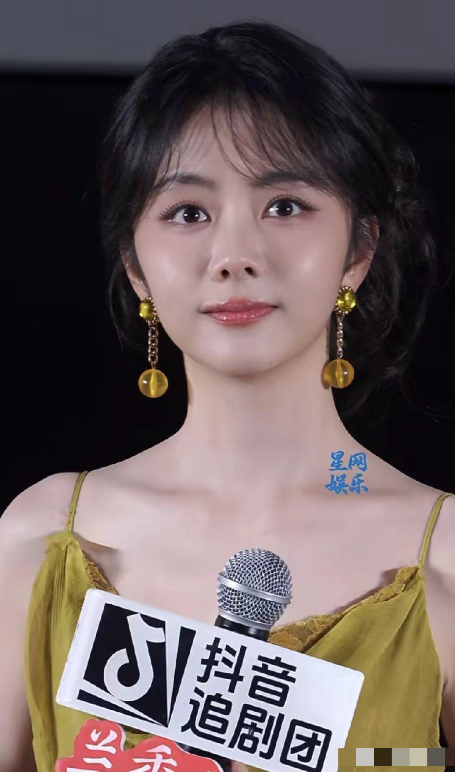 我可以接受谭松韵没结婚，
也可以接受她已经36岁了，
但是我不能接受，36岁的谭松韵竟然长得还和未满18岁一样！
​不信你看她在《兰香如故》线下宣传活动中的状态，真的是让人惊呆了！

9月15号那场追剧团活动，她穿了一身吊带白裙出场。生图流出来的时候，评论区直接炸了。皮肤白到反光，脸还是那张圆圆的娃