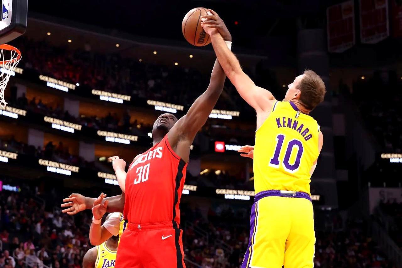 湖人队少了东契奇和里弗斯两大发动机，反而打得更顺了？    这事儿听着...