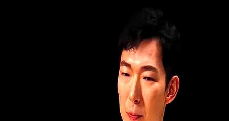 当面承诺绝不裁员，转头直接扫地出门，周琦当年确实被火箭摆了一道。

事后周琦坦言自己非常生气。可翻开当时德安东尼的轮换表，真相残酷得多：手里攥着巅峰哈登和保罗，眼里只有争冠，常规赛死掐八九人轮换。

周琦被要求不许中投，要么蹲篮下要么扔三分，直接改成了半吊子，在队里排到第12、13号位。德帅连皱眉头