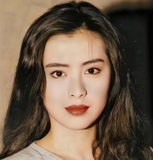 隐退22年后，王祖贤终于亲口回应息影原因。

那些传了二十多年的失恋退圈、感情受挫，全被她一句“都是谣言”推翻。原来，她在最红的时候转身，不是输给爱情，而是早就厌倦了聚光灯下那种虚幻的生活。

9月21日，新浪新闻《互相关注》放出李诞对话王祖贤的节目预告。

一个是出了名的会聊天，一个是消失在镜头前