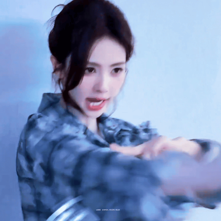 #白鹿[超话]##白鹿吃完菠萝包不用吃宵夜了#🥀#白鹿王韵娜# 🥀
黄昏把它的碎片，一片片洒向人间，融入山川湖海，于是耿耿星河才有幸住进你的眼睛，我把这些碎片收集起来写成长信，赶在入夜之前轻声读给你听
​