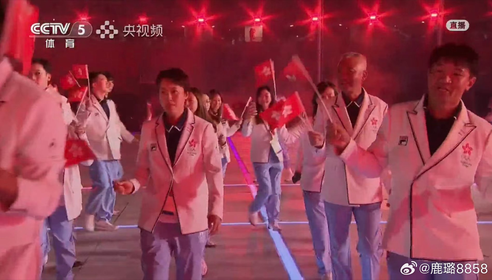#亚运会港队旗手是杨博文沈晓榆##港队颜值是按TVB标准选拔的吗##FILA赞助中国香港队#FILA与中国香港代表团携手出征亚运，开幕式队服兼具美学与情怀，队员高智精英范儿，让人眼前一亮。 ​
