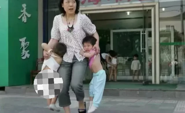 当年被老师拽出的两个孩子，长大了