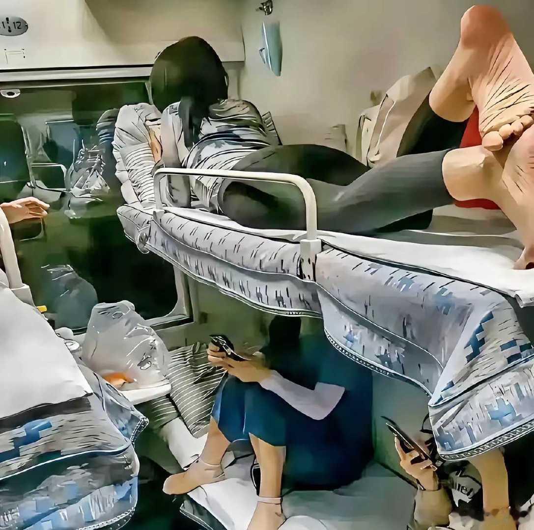 #十一高铁票涨价#，#十一高铁票有车次比平时贵近百元#。#12306回应十一高铁票涨价#：日常票价有折扣，节假日有浮动是正常的。12306客服表示，相关票价是灵活浮动的，并不固定。
嗯，连就业都可以灵活，票价有啥不能灵活的？不过话又说回来，政府制定长假政策，本来就是为了让你多出钱的。 ​