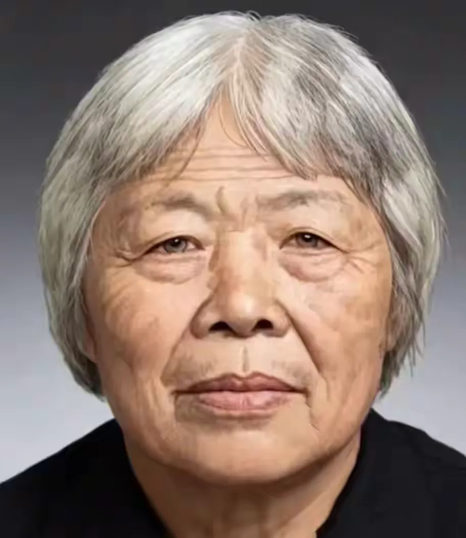 人贩子梅姨真名曝光，谢家梅，65岁，广西人，1990年就因重婚罪被判过刑！拐卖8个孩子之前已经是个重婚犯了。

这名字一出来，评论区炸了。好多人之前只知道&
