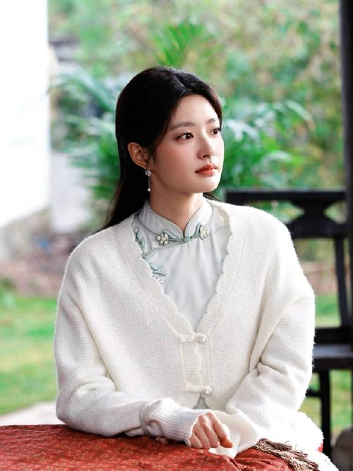 《玉簟秋》刚开播，徐若晗和郭宇欣同框就吵翻了。女演员长相重要吗？重要，但决定成败的根本不是谁更美，而是谁的脸先替角色说话。

徐若晗穿粗布梳麻花辫，清冷倔强，把叶平君“穷而不卑”的书卷气拿捏得死死的，脸就是门票。而郭宇欣穿小洋装，明明是富家千金，在长剧横屏里却总透着股短剧滤镜味，骨相适配和表演节奏都