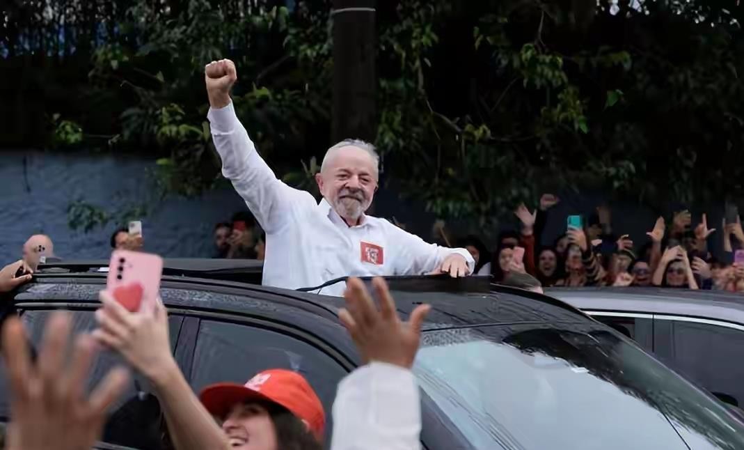 卢拉以51.76%的得票率第四次当选巴西总统，同一天武契奇承认败选，学生团体推的“学生名单”预计拿下135到140席。两场选举隔着大西洋，却像约好了一样同时翻篇。武契奇输得不甘心，直接点名称背后有欧洲多国和美国深层势力的影子，说胜选者不过是替别人办事的提线木偶。卢拉那边也没客气，胜选第一句话就是“这