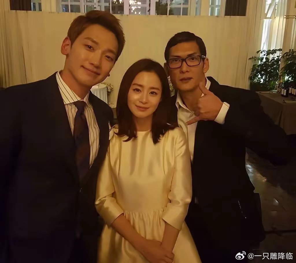 金泰熙久违出席活动，竟戴了假发套，面对镜头也非常的拘谨不自信，很多网友都觉得她现在整个人状态不大好，和孙艺珍那种洋溢着的幸福的样子比起来，差别太大了。 ​