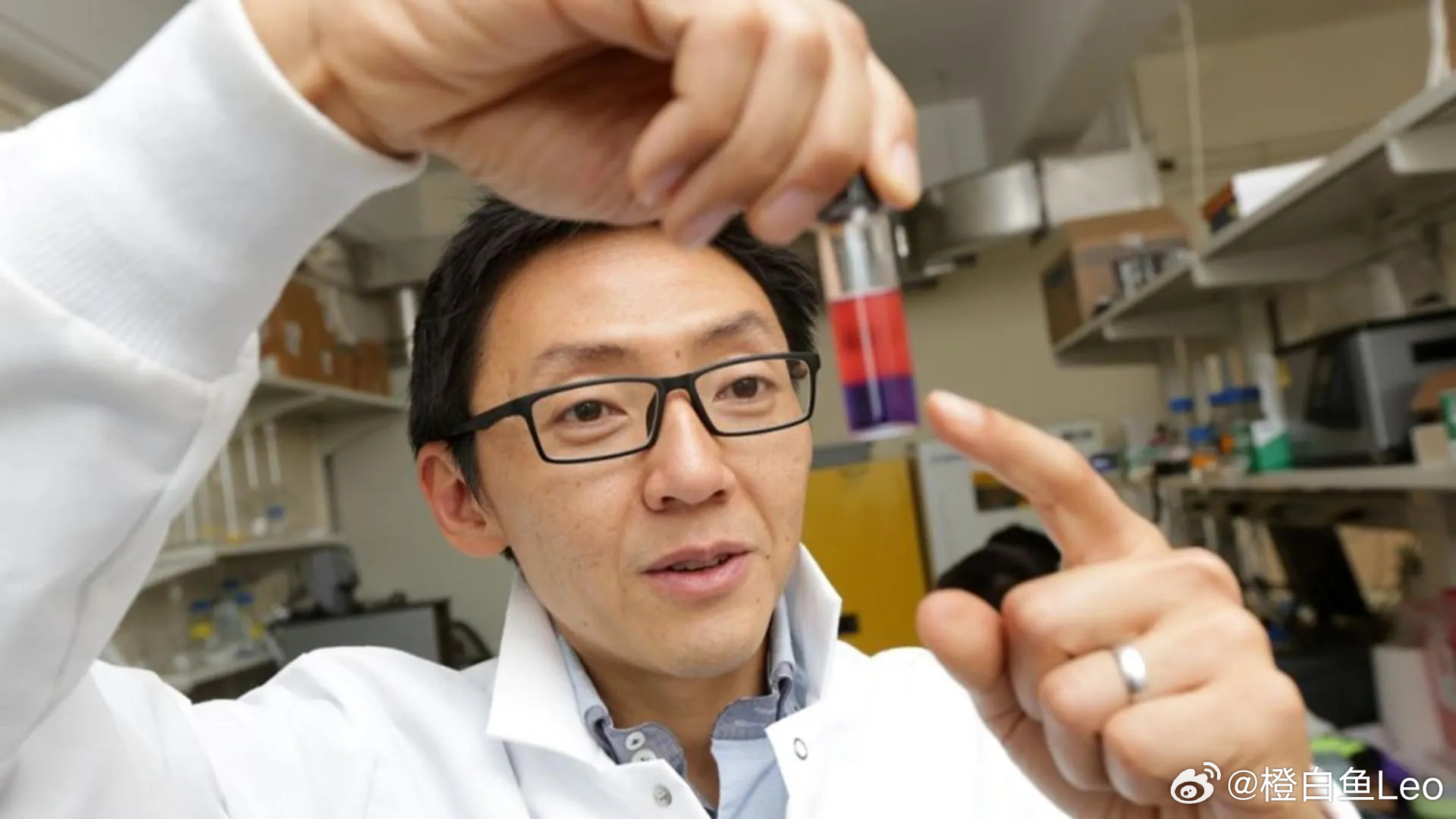 颠覆性提锂技术问世，解决新能源污染痛点
哥伦比亚大学研发出一款清洁高效的新型提锂技术，有望破解新能源行业的原料难题。

这项温敏溶剂萃取法，能直接从地下卤水提取锂，不用修建耗水占地、工期漫长的蒸发池，还能开发传统工艺没法利用的低品质锂矿。

眼下新能源车、风光储能飞速扩张，锂需求暴涨 ​