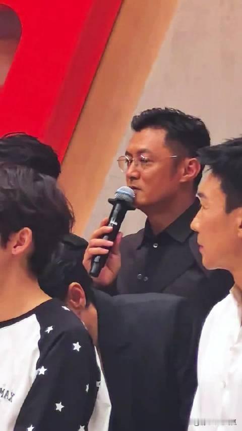 被说“锁组”抱团？余文乐和王以太的回应只有一句：输了不找借口，赢了不耍心机。大大方方承认想赢，坦坦荡荡继续合作——比起解释，他们选择用舞台说话。