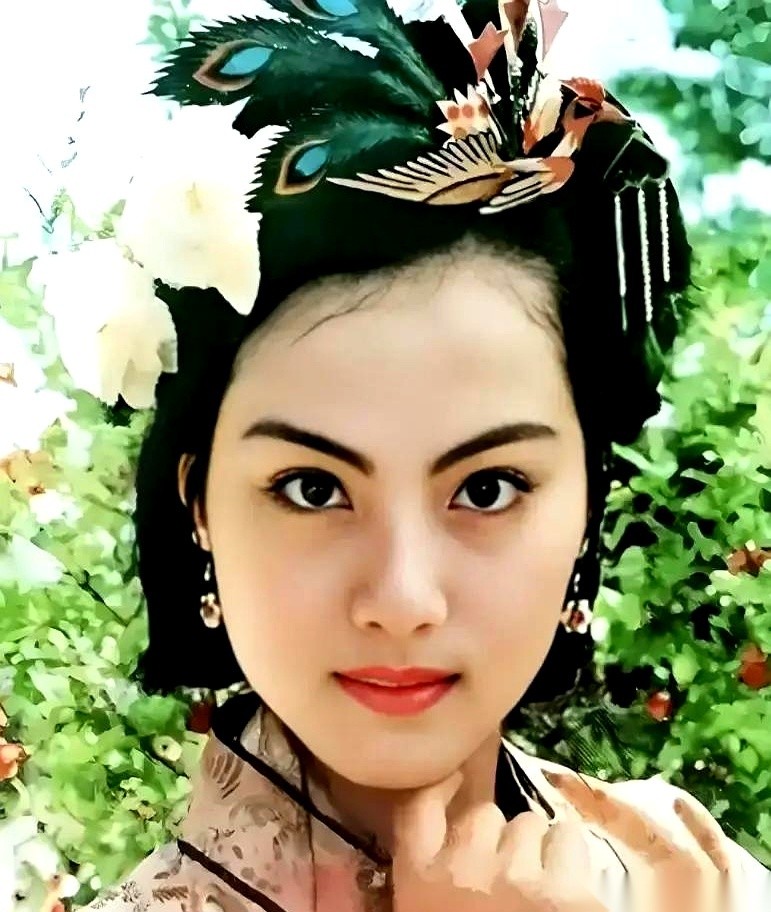 翻开1995年的香港旧报纸，28岁女星乐韵坠楼案的细节，至今看着都让人透不过气。她双脚踩在13楼的窗台边缘，冲着楼下嘶吼：“死了吧！死了吧！”而在她身后不到两米，亲生母亲正指着她的背影唾骂：“你白瞎了这么漂亮的脸蛋！”话音刚落，乐韵当着母亲的面，纵身砸向了楼下毫无缓冲的水泥地。
她不是没见过光。16