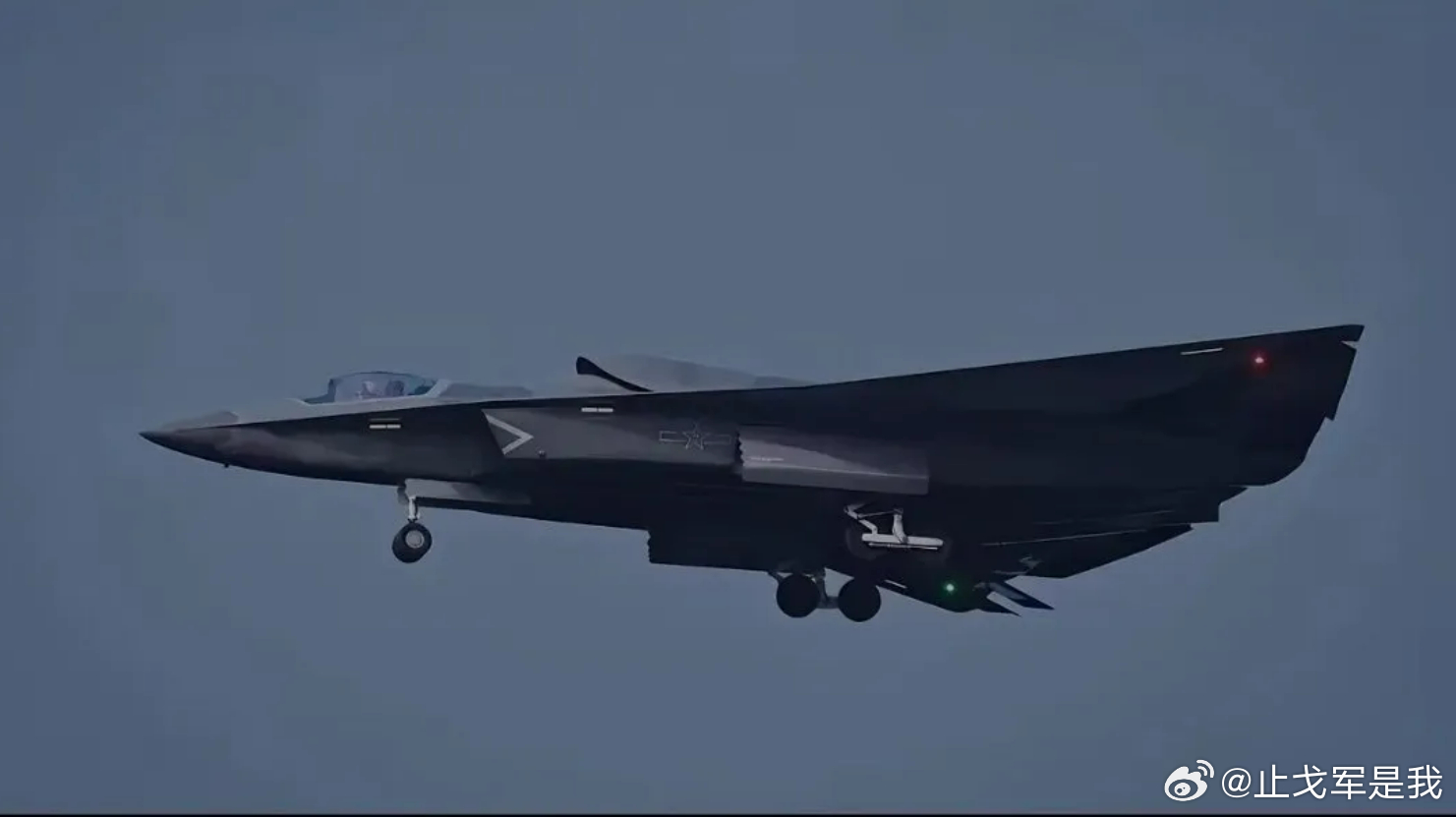 作战半径超4000公里，三内置弹舱无人机指挥，歼-36重新定义空战规则

2026年8月18日，据马来西亚《亚洲防务安全》报道，中国歼-36高迎角机动惊艳全球，点燃第六代战斗机竞赛。

2026年8月中旬，一段中国第六代战斗机原型机——外界暂称为“歼-36”（J-36）——的试飞视频在全球军事界引发震动。画面中 ​
