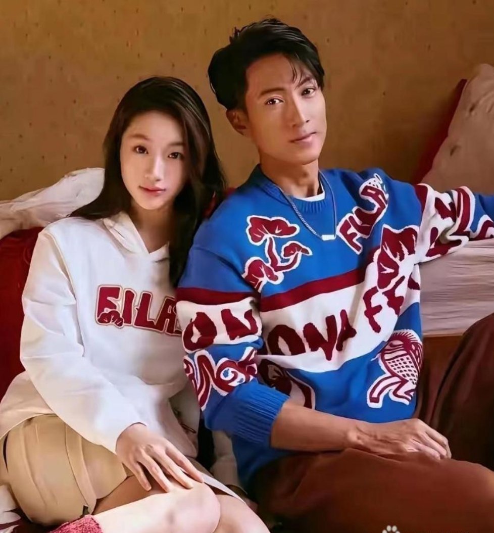 吴尊带着15岁女儿一起拍杂志，话题直接吵翻了
有人夸父女俩颜值太高，俊男美女同框，一眼看过去差点忘了是父女。
但另一部分网友看法完全不一样：女儿都15岁青春期了，有些亲密动作不太合适。
两边观点吵得热火朝天！
有人觉得就是正常亲子大片，父女感情好而已；
也有人认为，孩子长大了，亲子相处的 ​