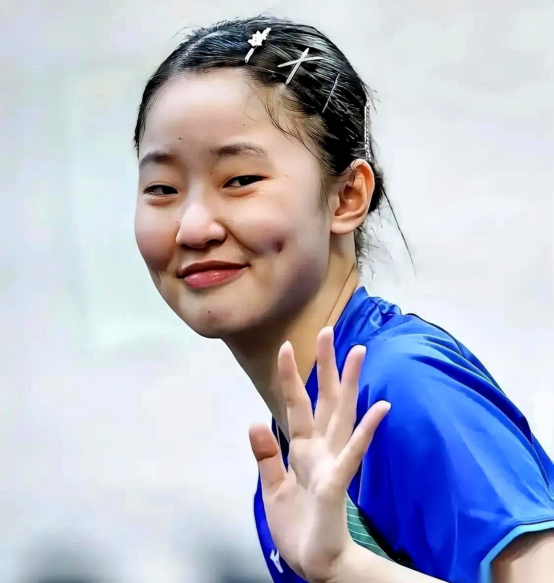 关于中日女乒顶尖球员的这组收益明细，直接把赛场外的悬殊差距彻底摊在了明面上。
在公开统计的收入估算里，孙颖莎哪怕单站比赛早早止步三十二强、只领到约六万块的赛事奖金，全年的进账盘子依然稳稳站在两千多万的高度；而隔网相对、同样拼到满头大汗的张本美和，算完全部开销，一年真正落进口袋里的净收益，大概只有五十