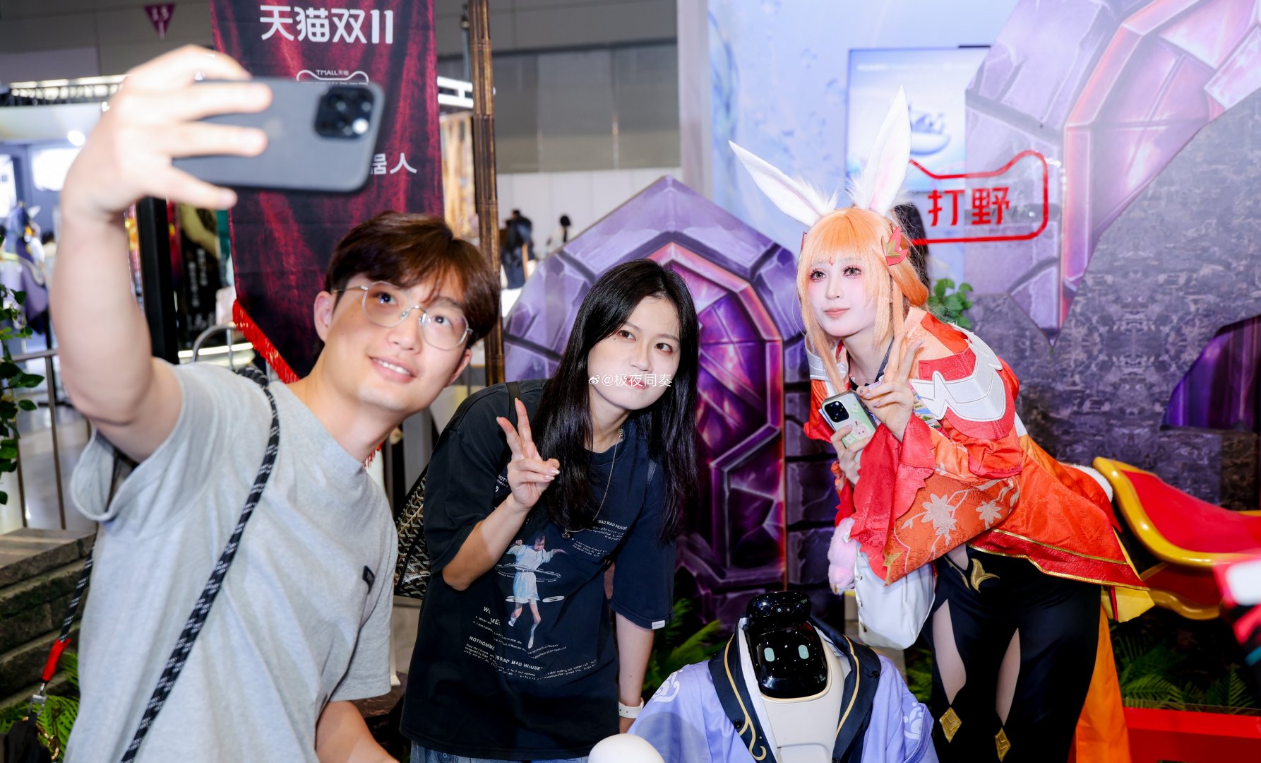 #深圳王者荣耀周年庆的机器人萌翻了# 实景峡谷+可爱机器人，次元壁直接打破！双11淘宝优惠拉满，10.20-11.13立减叠券7.2z起，开黑装备闭眼囤#双11上淘宝王者好物加倍值得##天猫双11超级峡谷小赛# ​