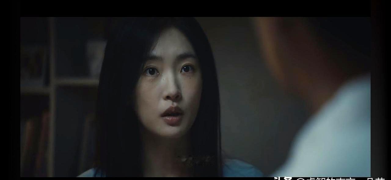 追《交锋》本以为何春晓和锦兰这对新婚夫妻够难了，直到李华东瘸着腿说出那句“我以为你们把我给忘了”，才看明白什么叫真正的意难平
 

当年也是意气风发的天之骄子，执行抓捕意外瘸了腿，就此被边缘化扔去坐冷板凳。原本跟锦兰假扮情侣执行任务的是他，要不是造化弄人，结婚过日子的本该是他。如今不仅看着老搭档成了